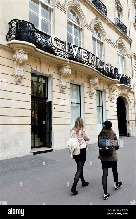 lv avenue geoge v|Avenue George V Paris .